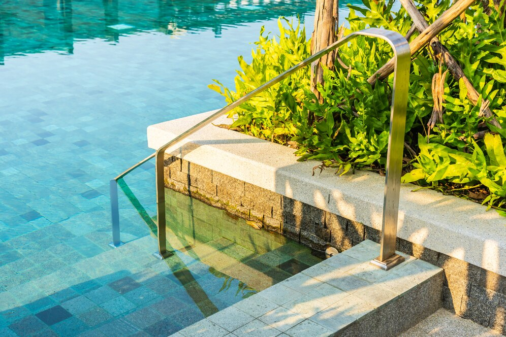 Piscina con zona ajardinada alrededor